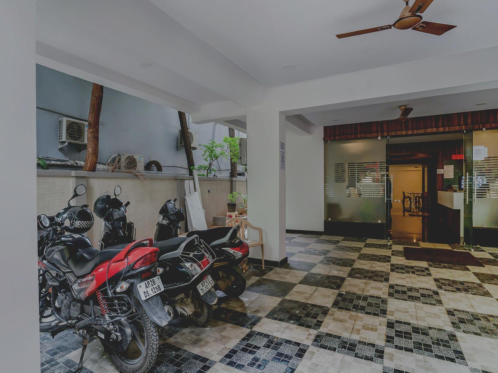 Hotel O Gokul Grand Near Sr Nagar Police Station Хидерабад Екстериор снимка