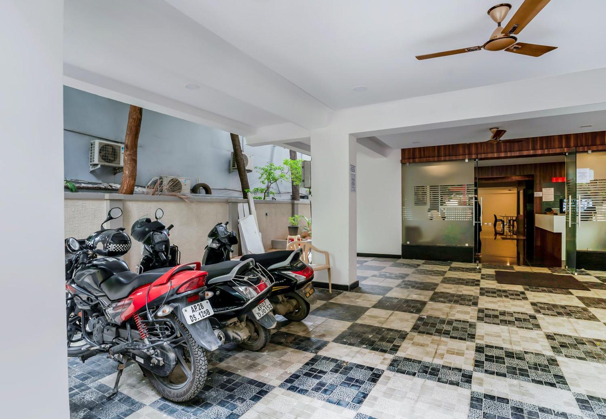 Hotel O Gokul Grand Near Sr Nagar Police Station Хидерабад Екстериор снимка